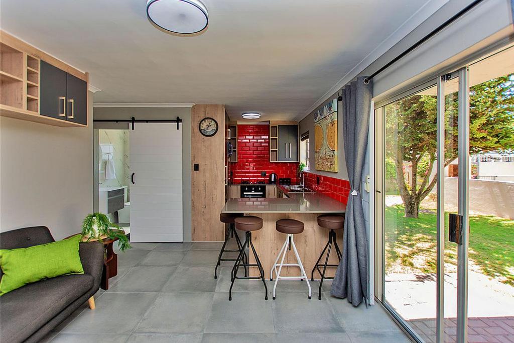 Retro Rest - Walking Distance To Beach, Appartement Langebaan